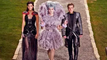 La réplique de la robe violette de Effie Trinket (Elizabeth Banks) dans Hunger Games : L'Embrasement