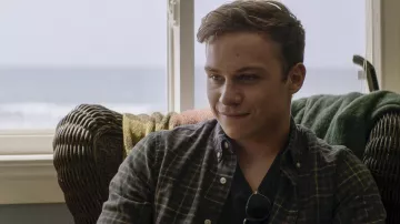 Ralph Lauren chemise à carreaux portée par Joshua " J " Cody (Finn Cole) comme on le voit dans le Règne Animal S03E05