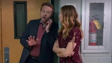 Top de seda burdeos estampado en estrella de Patty Bladell (Debby Ryan) en Insaciable S01E10