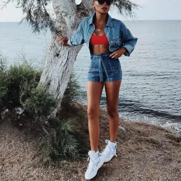 Les sneakers Nike Air Jordan 1 X Off white Nrg portées par Chloé Bleinc sur son compte Instagram @chloebbbb