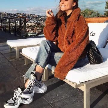 Les sneakers Louis Vuitton Archlight portées par Chloé Bleinc sur son compte Instagram @chloebbbb