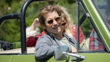 Ray-Ban Sunglasses worn by Bil­ly (De­nis Leary) as seen in An­i­mal King­dom S03E04