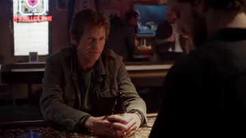 Chaqueta militar usada por Billy (Denis Leary) como se ve en Animal Kingdom S03E05