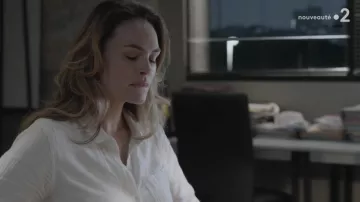 La chemise blanche portée par Claire Estrella (Mélanie Maudran) dans Un si grand soleil S01E01