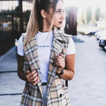 La gilet sans manche à carreaux style Burberry de Lenka sur son compte Instagram @chikidalena