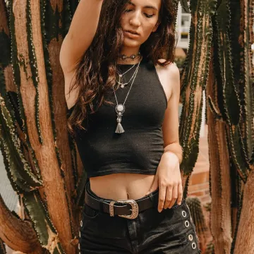 La ceinture de cowboy large noire de Maria Santiago sur son compte Instagram @mariasantiagocorral