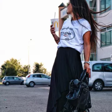 La jupe longue plissée noire de Marzia Pivetti sur son compte Instagram @la_maki