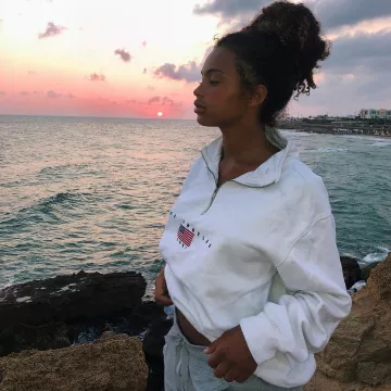 La sudadera blanca de cuello recto que lleva Paola Locatelli en su cuenta de Instagram @paolalct