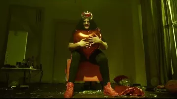 Las zapatillas rojas de Sadek en su Video Clip Tentacíon