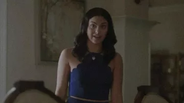 Veronica Lodge (Camila Mendes) robe bleue comme on le voit dans Diva Saison 3