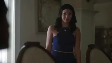 Veronica Lodge (Camila Mendes) bleu festonné robe comme on le voit dans Diva Saison 3