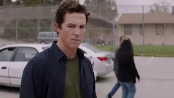 Andrew le 'Pape' Cody (Shawn Hatosy) bleu marine chemise comme on le voit dans le Règne Animal 3x07