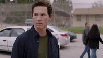 Andrew le 'Pape' Cody (Shawn Hatosy) olive t-shirt comme on le voit dans le Règne Animal 3x07