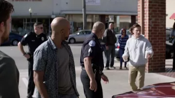 Camisa con estampado de puntos de Tail (David Bianchi) como se ve en Animal Kingdom 3x04