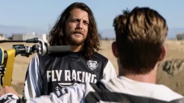 La camiseta de la era cinética de Craig Cody (Ben Robson) Fly Racing como se ve en Animal Kingdom 3x09