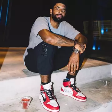 Les sneakers The 10: Air Jordan 1 "Off White" portées par Kyrie Irving sur le compte Instagram de @slamkicks
