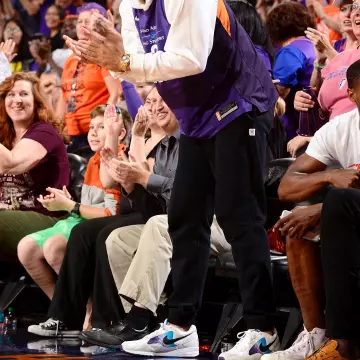 Les sneakers Nike Air Skylon II portées par Devin Booker pendant un match WNBA (Mercury vs Storm) sur le compte Instagram de @brkicks