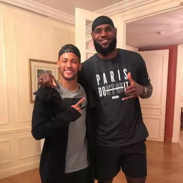 The t-shirt training Nike Dri FIT (Paris) worn by LeBron James on the account Instagram of @complex