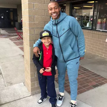 Les sneakers The 10: Nike Air Max 90 "Off White" portées par Isaiah Thomas sur le compte Instagram de @slamkicks