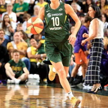 Zapatillas Nike Kyrie 4 "Cinnamon Toast Crunch" usadas por Sue Bird en la cuenta de Instagram de @slamkicks