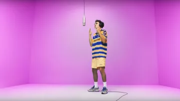 Le maillot de l'équipe de football de Parme porté par JeanJass dans le clip Californie de Caballero & JeanJass (A Colors Show)