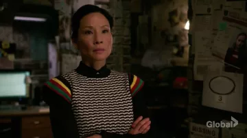Le pull crochet Zara porté par Dr. Joan Watson (Lucy Liu) dans Elementary (S06E17)