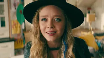 The hat of black velvet, Chris (Madeleine Arthur) in To all the boys I've loved