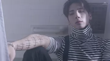 La sudadera de cuello de tortuga a rayas usada por Jong-hyun en su video musical Lonely (Feat. 태연)' MV