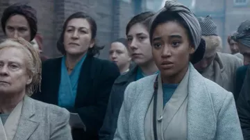 The headband khaki Leyna (Amandla Stenberg) in Where Hands Touch