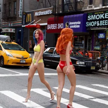 Las bombas rojas christian Louboutin de Bella Thorne en su cuenta de Instagram @bellathorne