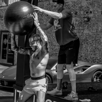 Le 10: Nike Air Max 97 OG "blanc cassé" baskets portées par Devin Booker sur @lloydsicard Instagram compte