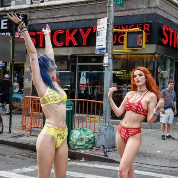 Filfthy Crocs Bikini Rouge porté par Bella Thorne sur son Instagram account @bellathorne