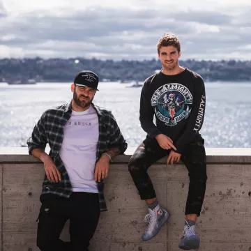 Le t-shirt The Almighty Free n Easy 1991 porté par Andrew Taggart sur le compte Instagram @thechainsmokers