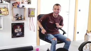 Le t-shirt Champion porté par Squeezie dans sa video YouTube "Les meilleurs moments de Squeezie"