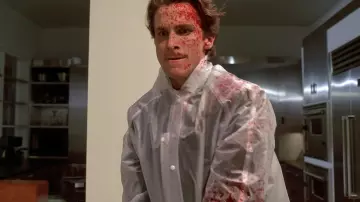 La combinaison transparente portée par Patrick Bateman (Christian Bale) dans American Psycho