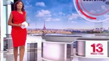 El vestido rojo asimétrico Karen Millen de Leïla Kaddour-Boudadi en Le JT 13H fin de semana del 01/09/18 en Francia 2