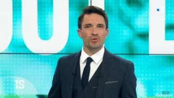Chaqueta de traje gris Izac de Fabien Lévêque en Tout le sport (31/08/2018)