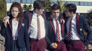 The striped tie bordeaux Samuel (Itzan Escamilla) in Elite (S01E01)