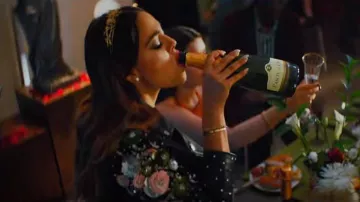 La veste en cuir à fleurs brodées Uterque de Lu (Danna Paola) dans Élite (S01E01)