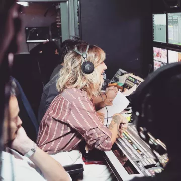 The striped shirt coral Daphne Bürki on the account insta I love you etc... (04/09/2018)