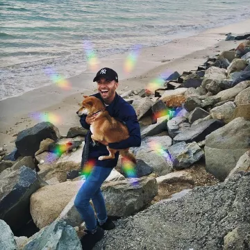 Les sneakers Nike Air Huarache de Squeezie sur la plage avec son chien sur son compte Instagram @xsqueezie