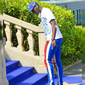 La casquette bleue Gucci des New York Yankees portée par Paul Pogba sur son compte Instagram