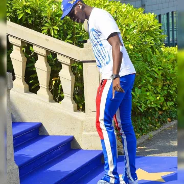 Le pantalon bleu blanc rouge Fear of God porté par Paul Pogba devant Clairefontaine sur son compte Instagram