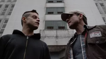 Réplica del parche de Mr. Robot (Christian Slater) como se ve en Mr. Robot 3x09