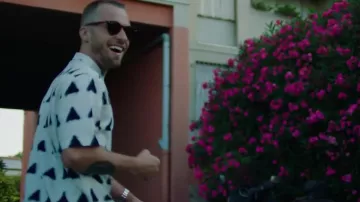 La chemise blanche avec triangles bleus de Squeezie dans sa vidéo YouTube PAS TOUT SEUL