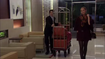 Le manteau cape bordeaux porté par Serena van der Woodsen (Blake Lively) dans Gossip Girl Season 6 Episode 9