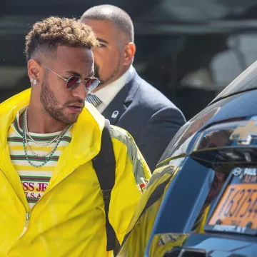 The striped t-shirt Sean Wotherspoon for Guess Jeans U. S. A. worn by Neymar on his account Instagram @neymarjr