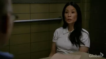 Le polo blanc Tricot Comme des garçons porté par Dr. Joan Watson (Lucy Liu) dans Elementary S06E19