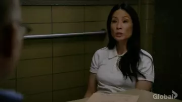 Le polo blanc Tricot Comme des garçons porté par Dr. Joan Watson (Lucy Liu) dans Elementary S06E19