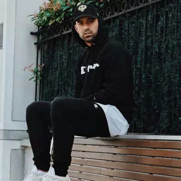 Le pantalon se survêtement noir Champion de Vincent Queijo sur son compte Instagram